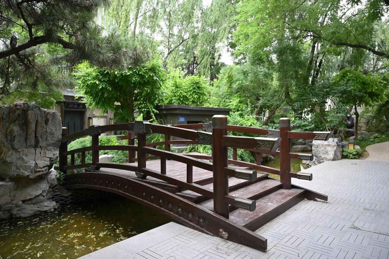景粼原著项目实景:园林木桥与水景