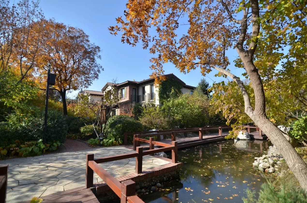 龙湖滟澜山园区实景:林荫庭院与休憩座椅