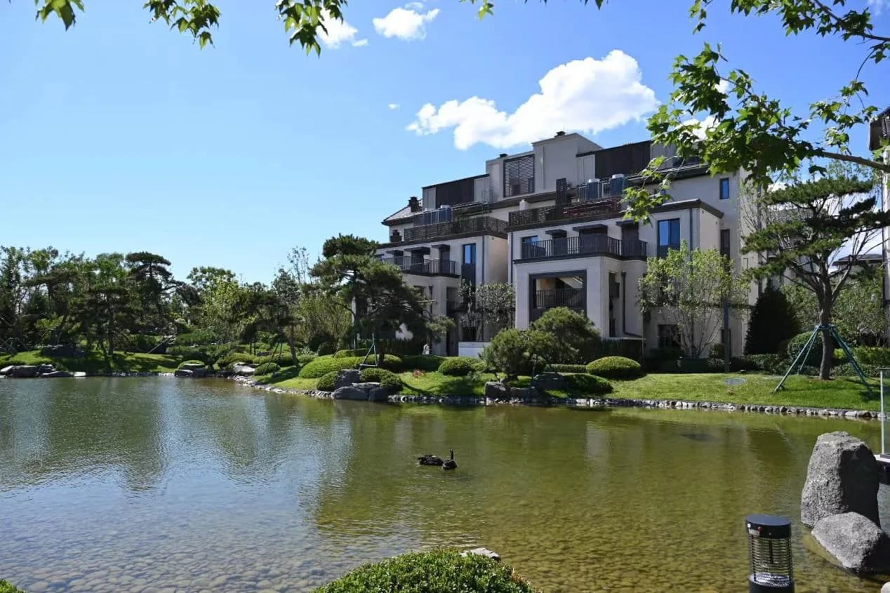 龙湖·云河玉陛项目实拍:社区湖景与住宅